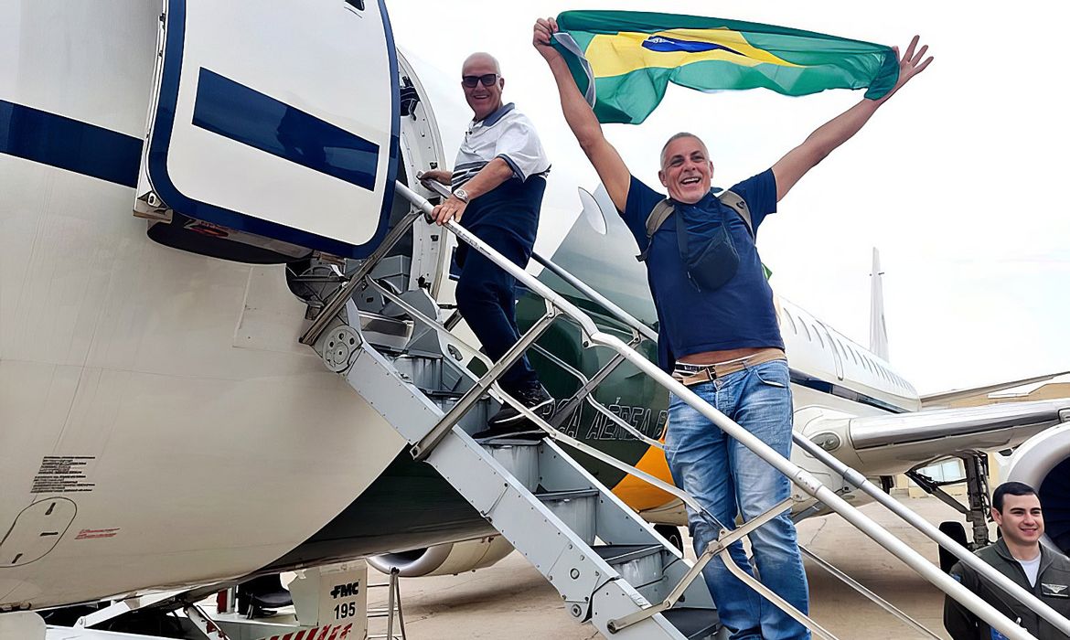 Amã, Jordânia, 01/11/2023 - A Operação Voltando em Paz, do Governo Federal - Uma aeronave VC-2 (Embraer 190)*, cedida pela Presidência da República, *decolou de Amã, Capital da Jordânia, onde ocorreu o embarque de 32 repatriados oriundos da Cisjordânia com *destino ao Brasil. Foto: FAB/Gov BR