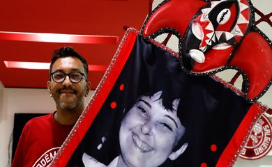 Rio de Janeiro (RJ), 14/01/2026 - Jorge Silveira, carnavalesco do Acadêmicos do Salgueiro, fala sobre o enredo dao desfile de 2026 da escola em homenagem à carnavalesca Rosa Magalhães, no barracão da escola, na Cidade do Samba.  Foto: Tânia Rêgo/Agência Brasil