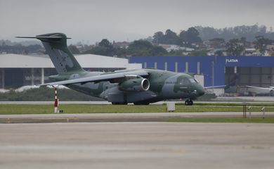 São Paulo SP 13/10/2023 Operação Voltando em Paz -  Aeronave KC-390 Millennium, pousa na Base Aérea de Guarulhos com 64 brasileiros retirados  da área de conflito em Israel.   Foto Paulo Pinto/Agência Brasil