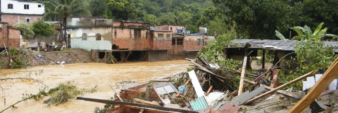 Casas foram destruídas pela força da correnteza após a forte chuva que atingiu Xerém, distrito de Duque de Caxias (RJ) na madrugada desta quinta-feira (03)