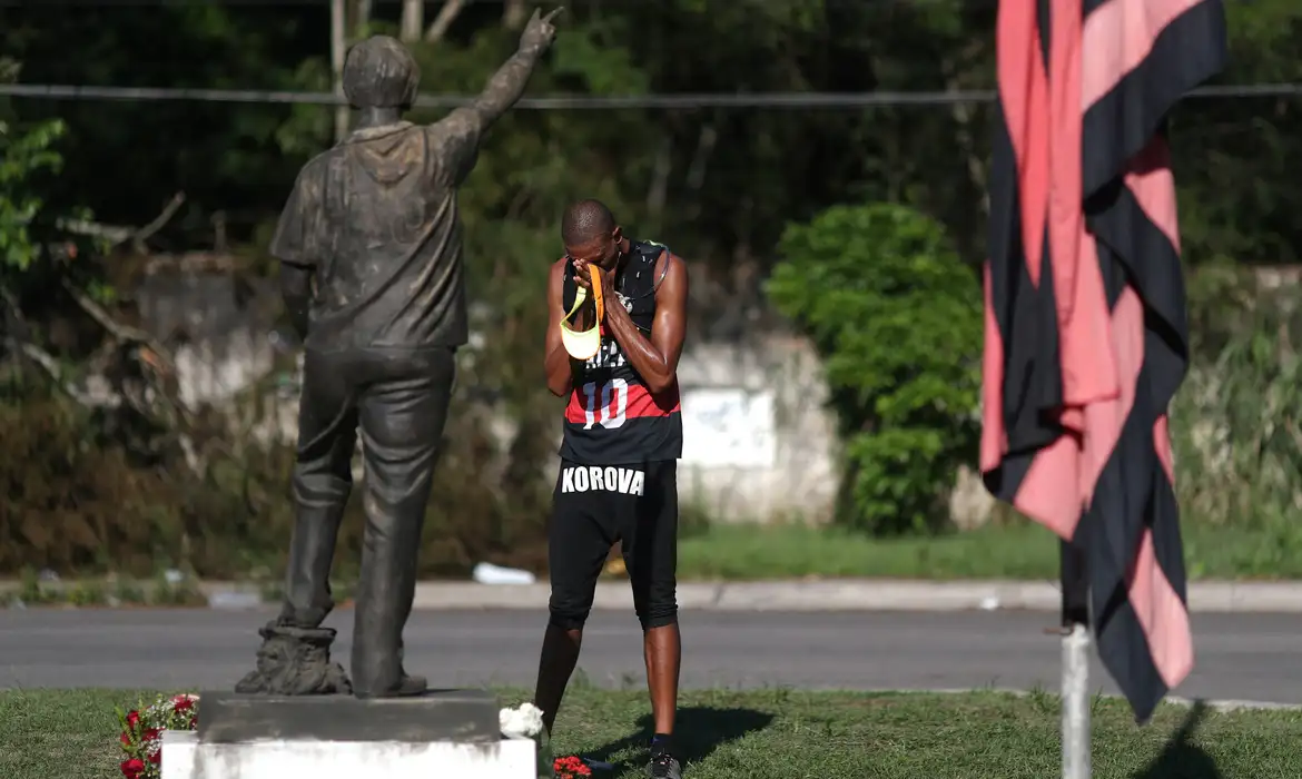 Centro de treinamento presidente George Helal, conhecido com Ninho do Urubu, é utilizado pela equipe de futebol do Flamengo. Foto um torcedor do Flamengo em frente ao centro de treinamento do clube, após um incêndio.