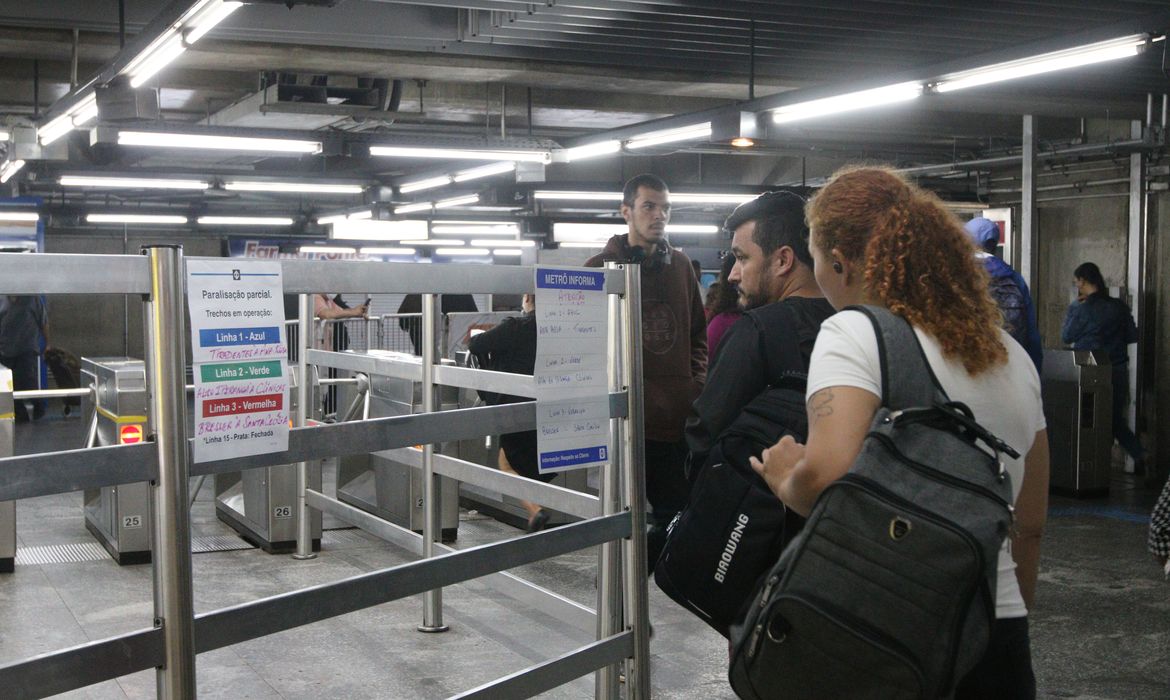 São Paulo (SP), 28/11/2023 - Aviso da paralização parcial na estação da Luz durante a greve no metrô em protesto contra as privatizações do transporte e saneamento básico. Foto: Rovena Rosa/Agência Brasil