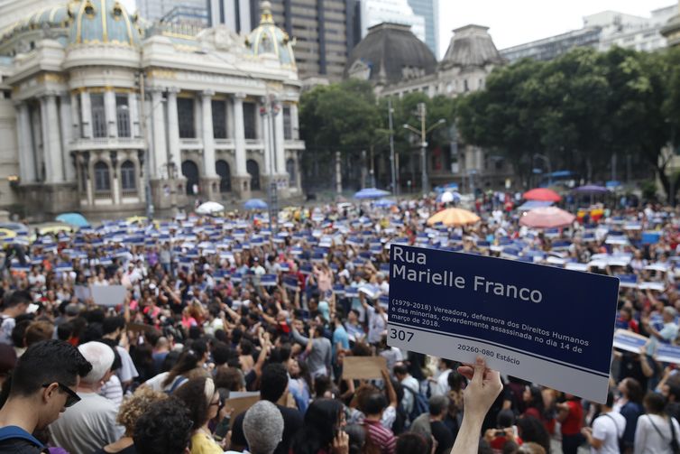 Distribuição de réplicas de placas de rua com nome da Marielle Franco , em frente à Câmara, na Cinelândia, marca o dia em que o assassinato da vereadora completa sete meses. 