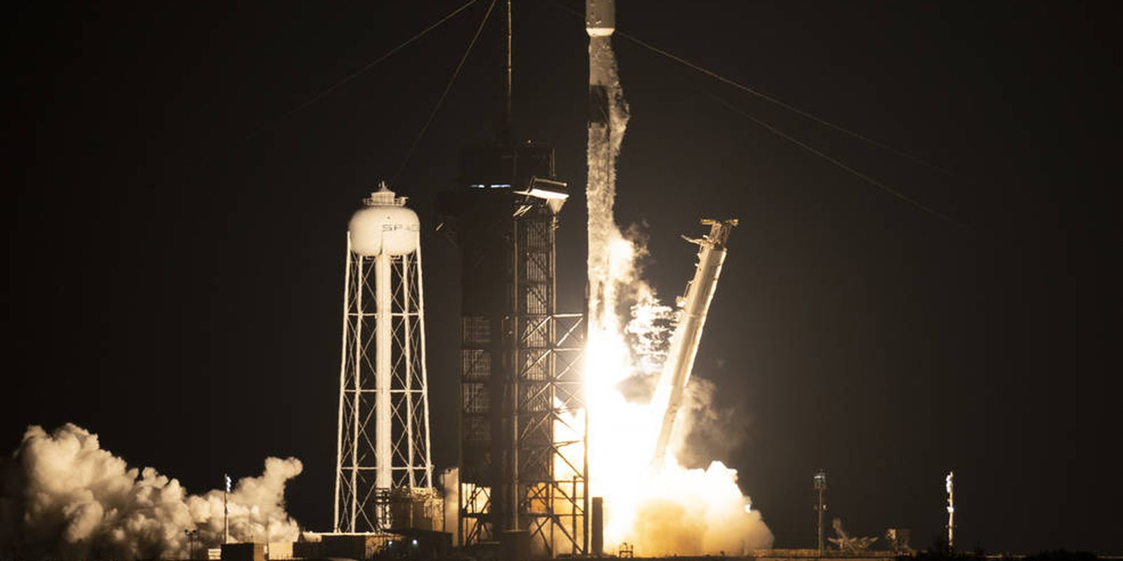 Nasa e SpaceX lançam Falcon 9 com IXPE a bordo. Telescópio observará fenômenos eletromagnéticos intensos no universo profundo.