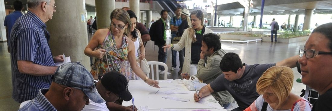 Brasília - Em Brasília, os eleitores de outras unidades da federação procuram os postos de atendimento para justificar o voto