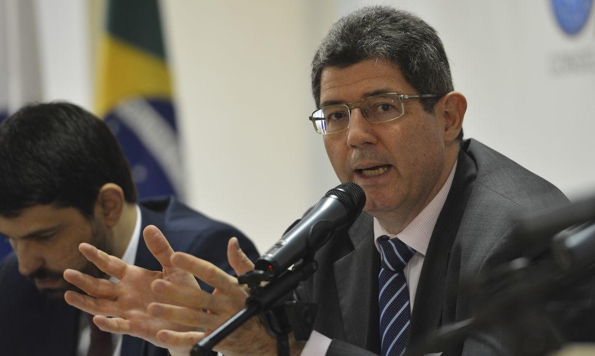 O ministro da Fazenda, Joaquim Levy, faz palestra de abertura do Fórum OAB de Segurança Jurídica e Infraestrutura (José Cruz/Agência Brasil)
