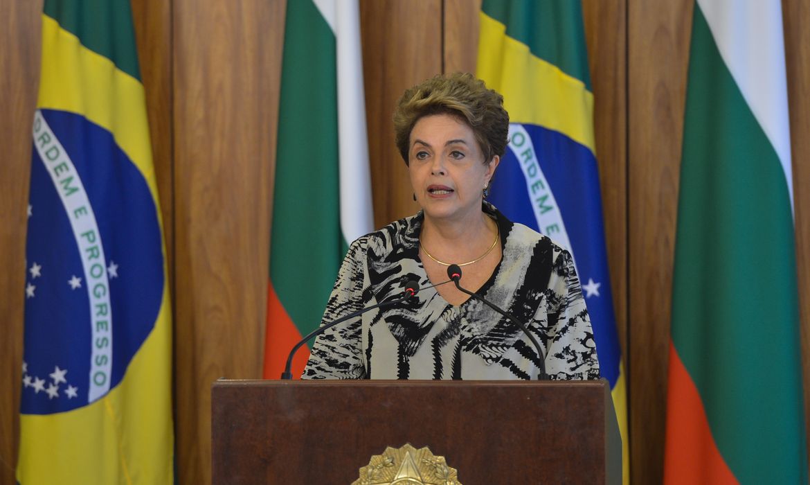 Brasília - A presidenta Dilma Rousseff na cerimônia de assinatura de atos e declaração à imprensa, com o presidente da Bulgária, Rosen Plevneliev, no Palácio do Planalto (Antônio Cruz/Agência Brasil)
