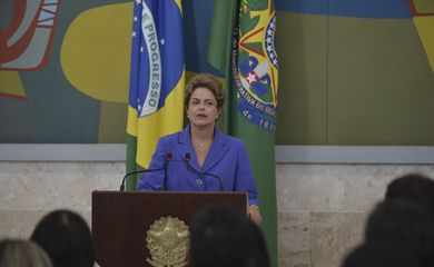 A presidenta Dilma Rousseff coordena encontro de trabalho sobre Pronatec Jovem Aprendiz na
micro e pequena empresa (José Cruz/Agência Brasil)