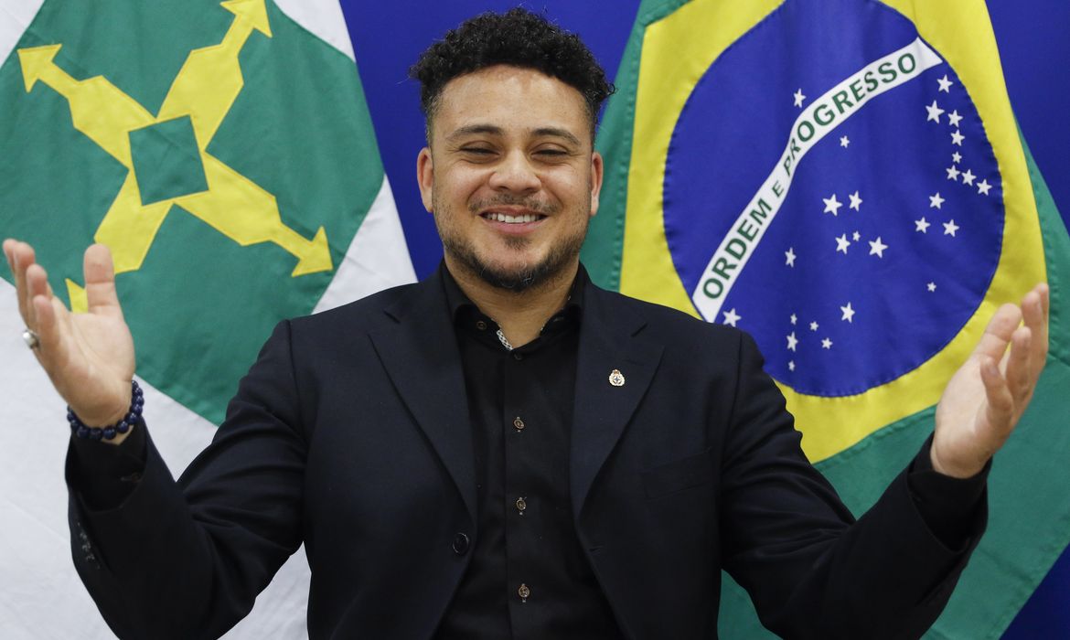 .Adotado por holandeses, cantor sonha em voltar a viver no Brasil