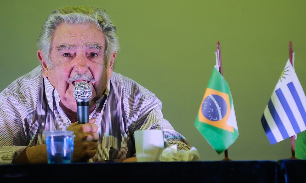 O ex-presidente e senador do Uruguai José Mujica durante encontro com estudantes na concha acústica da Universidade do Estado do Rio de Janeiro (Uerj), no campus do Maracanã (Fernando Frazão/Agência Brasil)