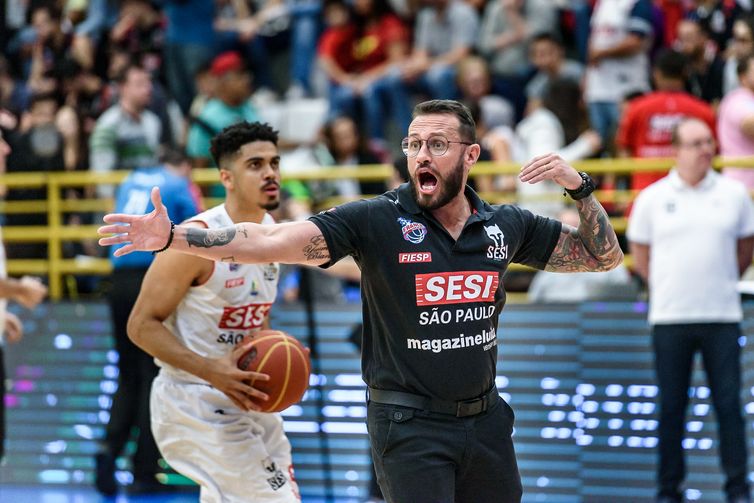 Douglas Lazar, preparador físico da equipe de basquete do Franca. 