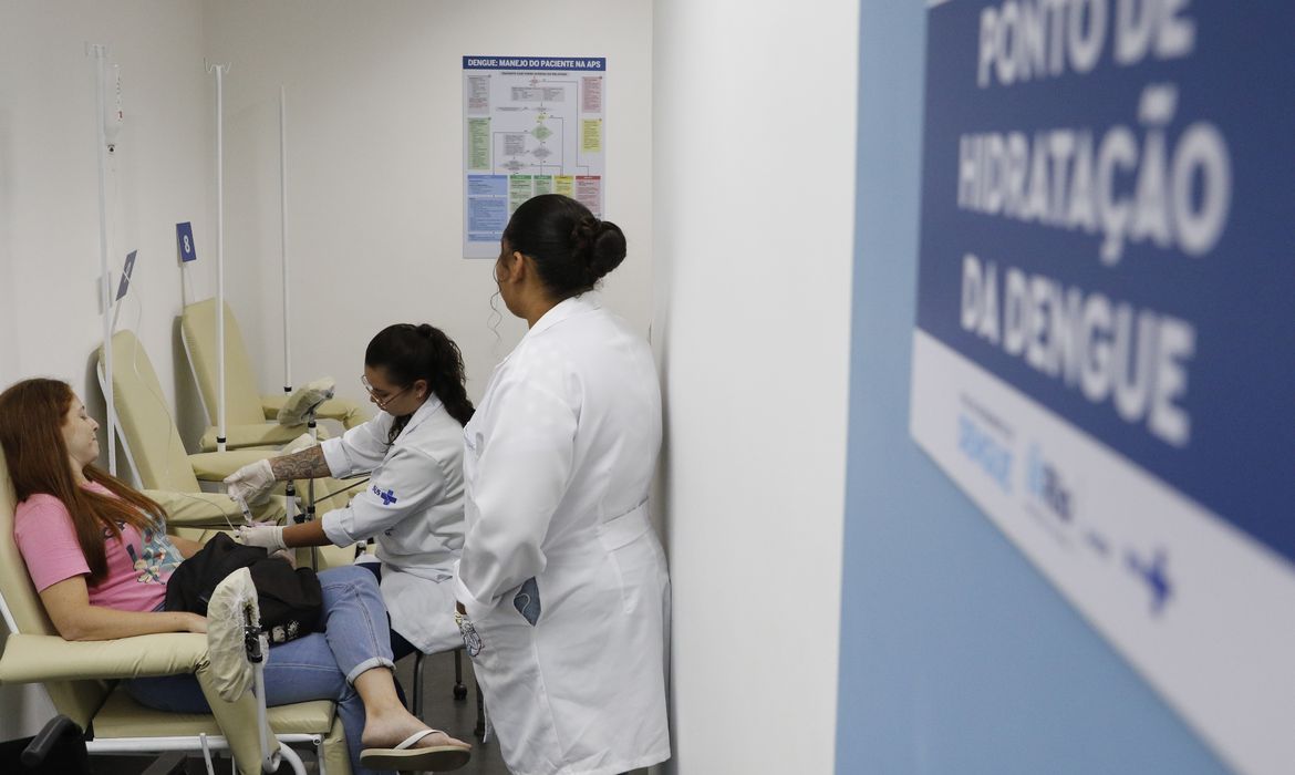 Rio de Janeiro (RJ) 27/02/2024 – Pacientes buscam atendimento médico para dengue na Policlínica Hélio Pellegrino. Foto: Fernando Frazão/Agência Brasil