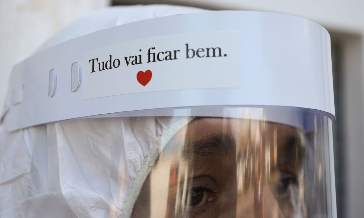 Um trabalhador do Funeral SOS da cidade de Manaus, vestindo roupas de proteção, observa antes de remover o caixão de Amadeu Garcia da Silva, 80 anos, de sua casa, em meio ao surto de doença por coronavírus (COVID-19), em Manaus, Brasil 29 de