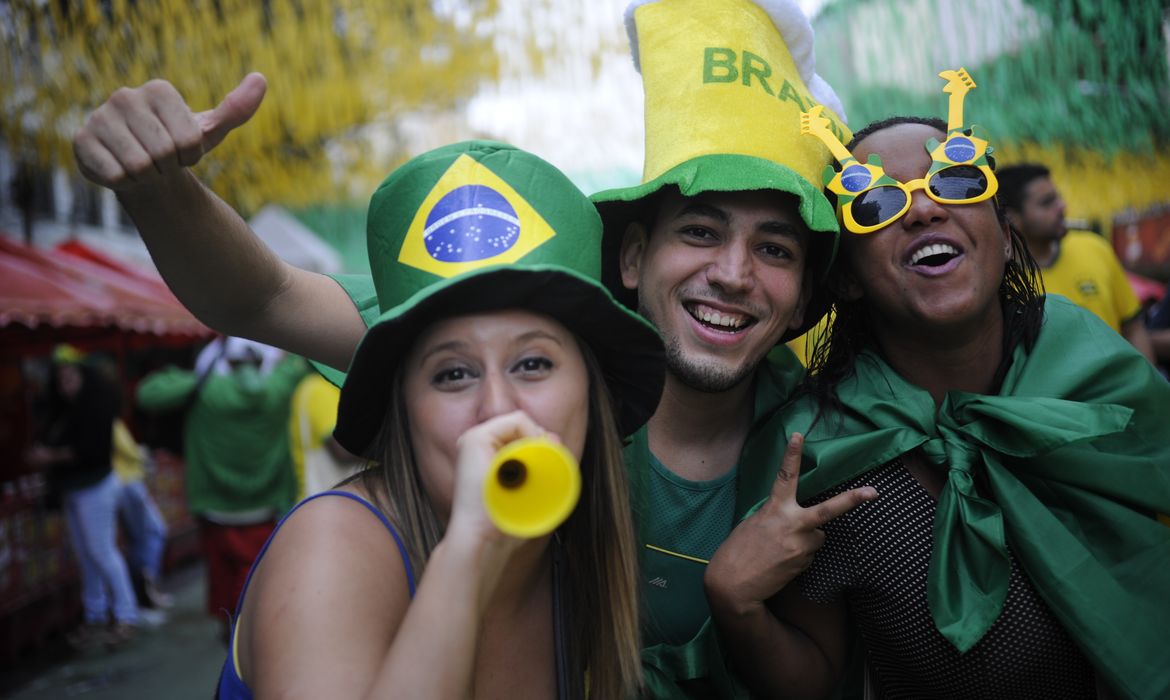 Torcedores de todas as idades lotam o Alzirão, ponto de encontro dos que buscam um local animado e festivo no Rio de Janeiro para assistir aos jogos da Copa do Mundo Fernando Frazão/Agência Brasil)