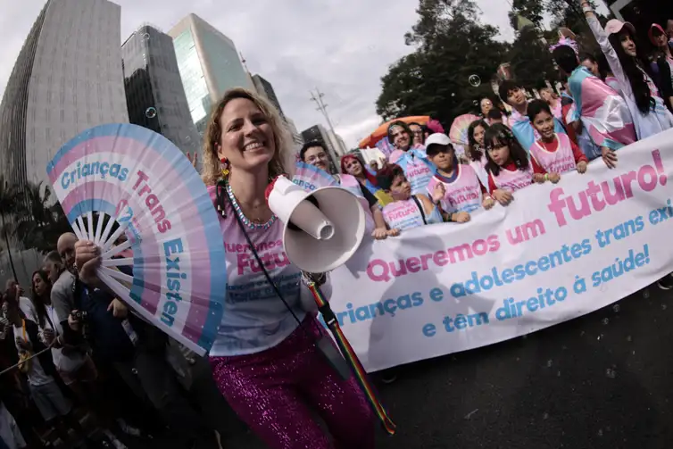 Paulo Pinto/Agência Brasil São Paulo (SP), 21/06/2025. Thamirys Nunes, 35, ativista pelos direitos trans infantil juvenis, na 29ª Parada do Orgulho LGBT+. Foto: Paulo Pinto/Agência Brasil