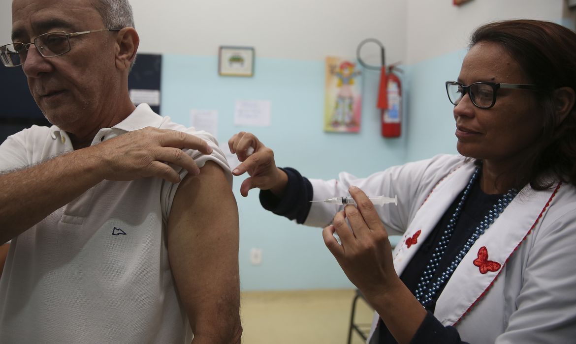 Brasília - O Ministério da Saúde promove o Dia D de Vacinação contra a gripe em postos de todo o país. A expectativa é imunizar, até o próximo dia 26, cerca de 90% das 54,2 milhões de pessoas que estão no público-alvo da campanha (Marcello