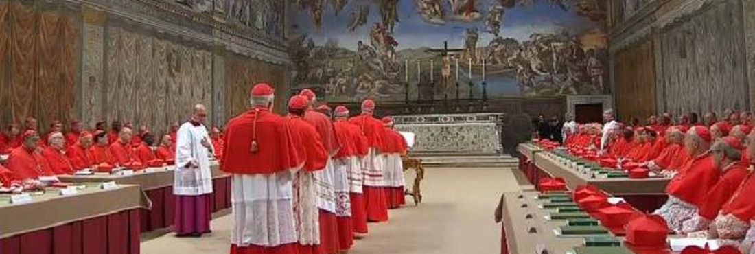 Cardeais entram na capela Sistina para fazer o juramento de silêncio sobre o conclave