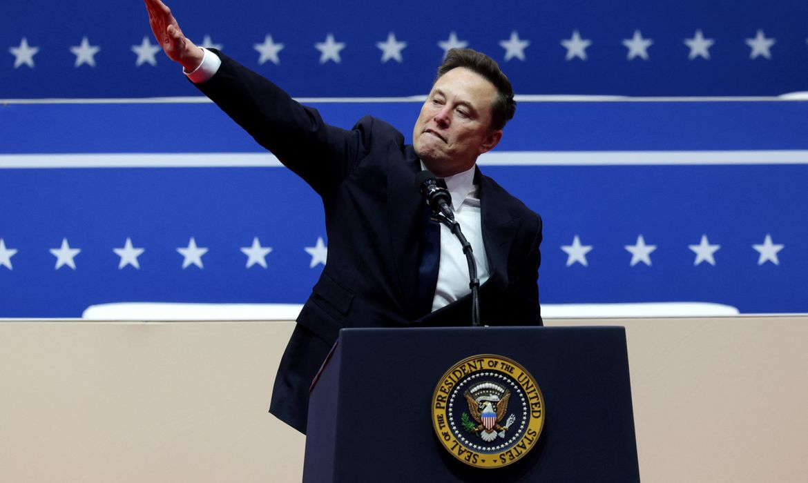 Elon Musk gestures at the podium inside the Capital One arena on the inauguration day of U.S. President Donald Trump's second term, in Washington, U.S., January 20, 2025. Reuters/Mike Segar/Poibida reprodução