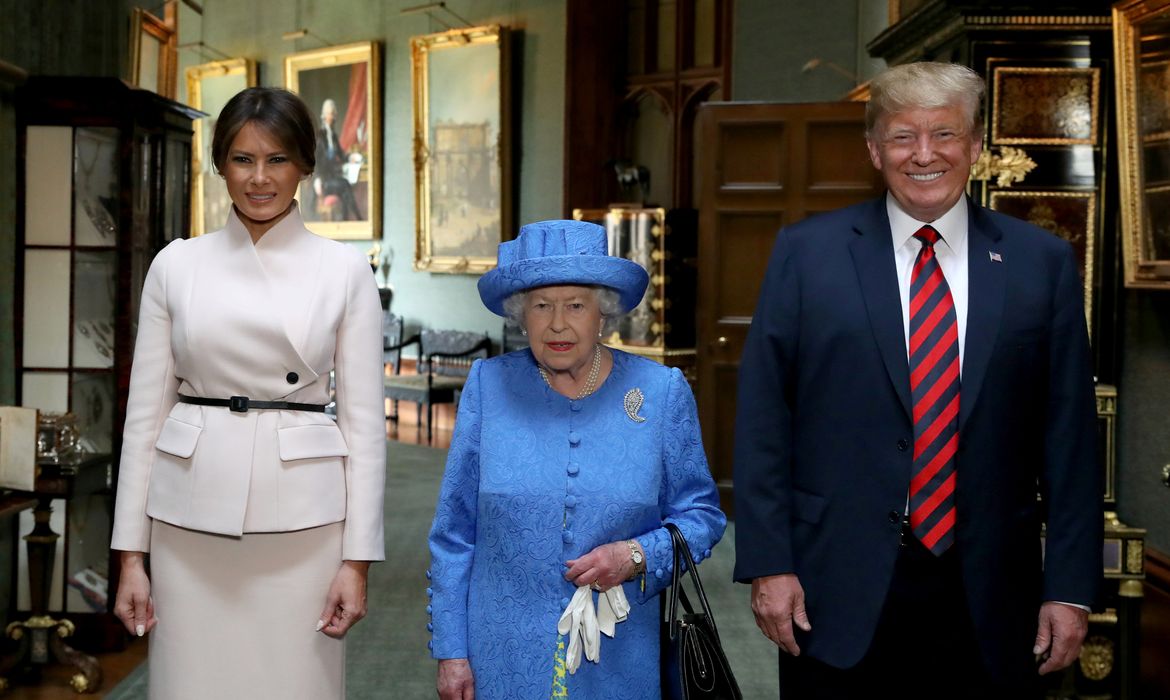 A primeira dama dos EUA, Melania Trump, A rainha Elizabeth e o presidente dos EUA, Donald Trump durante visita de Trump a Grã Bretanha
