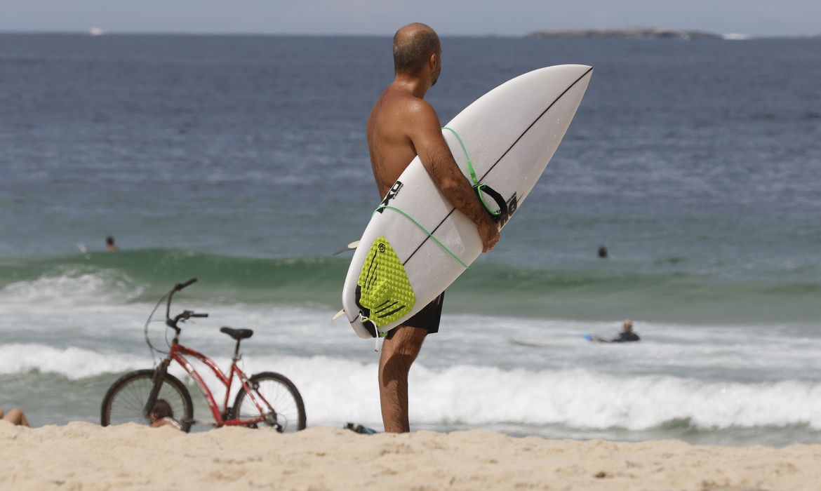 Fernando Frazão/Agência Brasil Praticantes de atividades esportivas coletivas e individuais aproveitam retirada de restrições contra a pandemia da covid-19 na praia do Leblon.