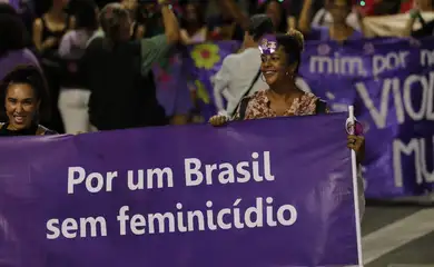 Rio de Janeiro (RJ), 08/03/2023 - Mulheres fazem passeata no Dia Internacional da Mulher - 8M, por direitos e contra a violência e o feminicídio, no centro da cidade. Foto: Fernando Frazão/Agência Brasil