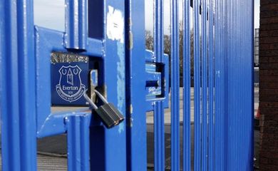 Estádio Goodison Park, do Everton, segue fechado com cadeado durante paralisação do Campeonato Inglês