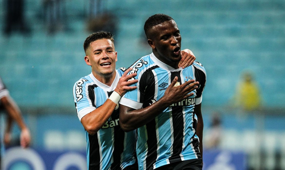 Grêmio vence Inter e se aproxima da final do Campeonato Gaúcho