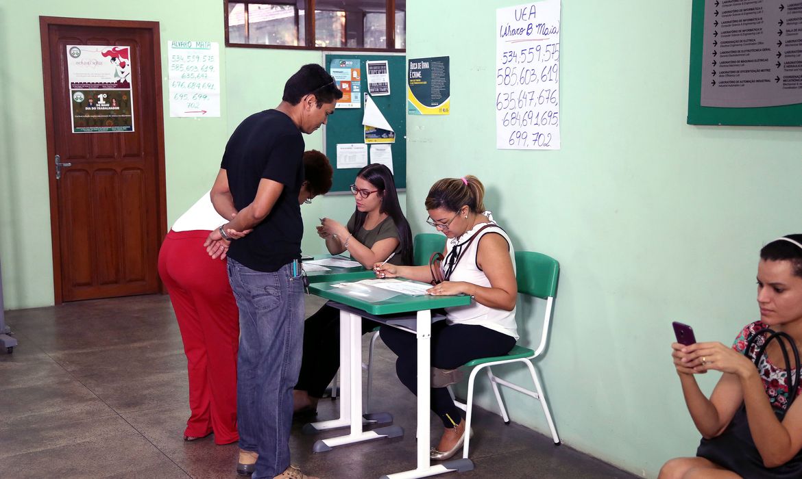 Mesários chegam para dar início à votação na UFAM durante Eleições Suplementares 2017. Manaus-AM, 06/08/2017

Foto: Roberto Jayme/Ascom/TSE