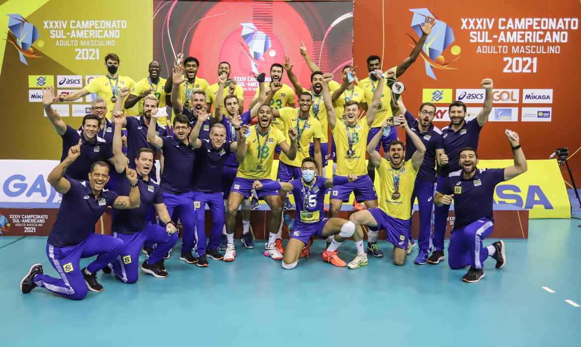 Brasileiros comemoram o título sul-americano de vôlei após vitória sobre a Argentina.