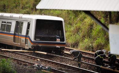 Brasília - Trem do Metrô do Distrito Federal descarrilou na manhã desta quarta-feira (Marcello Casal Jr/Agência Brasil)