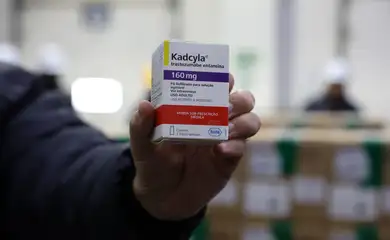 São Paulo (SP), 13/10/2025 - O ministério da Saúde recebe os primeiros lotes do medicamento oncológico Kadcyla (trastuzumabe entansina), do laboratório Roche, usado para tratar o câncer de mama. Foto: Rovena Rosa/Agência Brasil