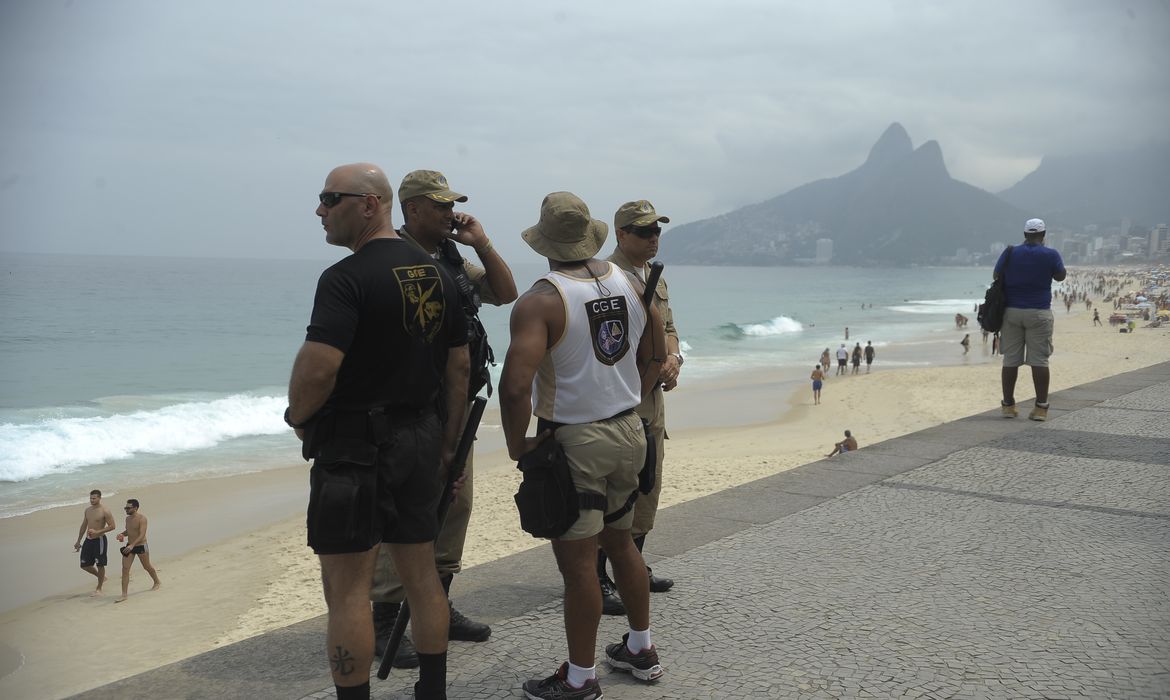 Esquema policial de monitoramento na praia de Ipanema antecipa a Operação Verão, em busca de segurança contra arrastões ocorridos no fim de semana passado (Fernando Frazão/Agência Brasil)