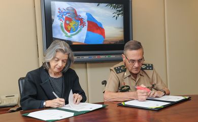 Brasília - A presidente do Conselho Nacional da Justiça, Cármen Lúcia, e o comandante do Exécito, general Eduardo Dias da Costa Villas Bôas, assinam acordo de cooperação para destruição de armas  (Divulgação/Agência Verde-Oliva/CComSEx)