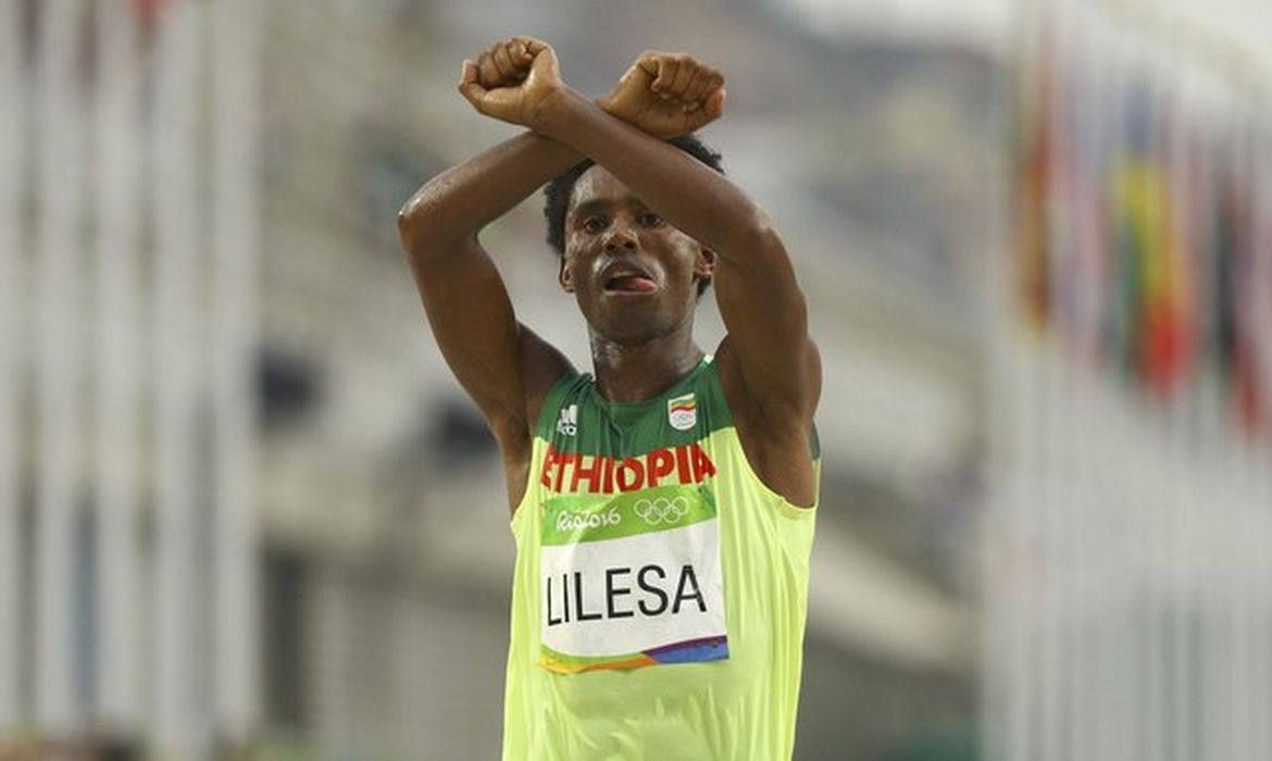 Maranonista etípoe Feysa Lilesa protestou contra o governon do seu país após concluir o percurso