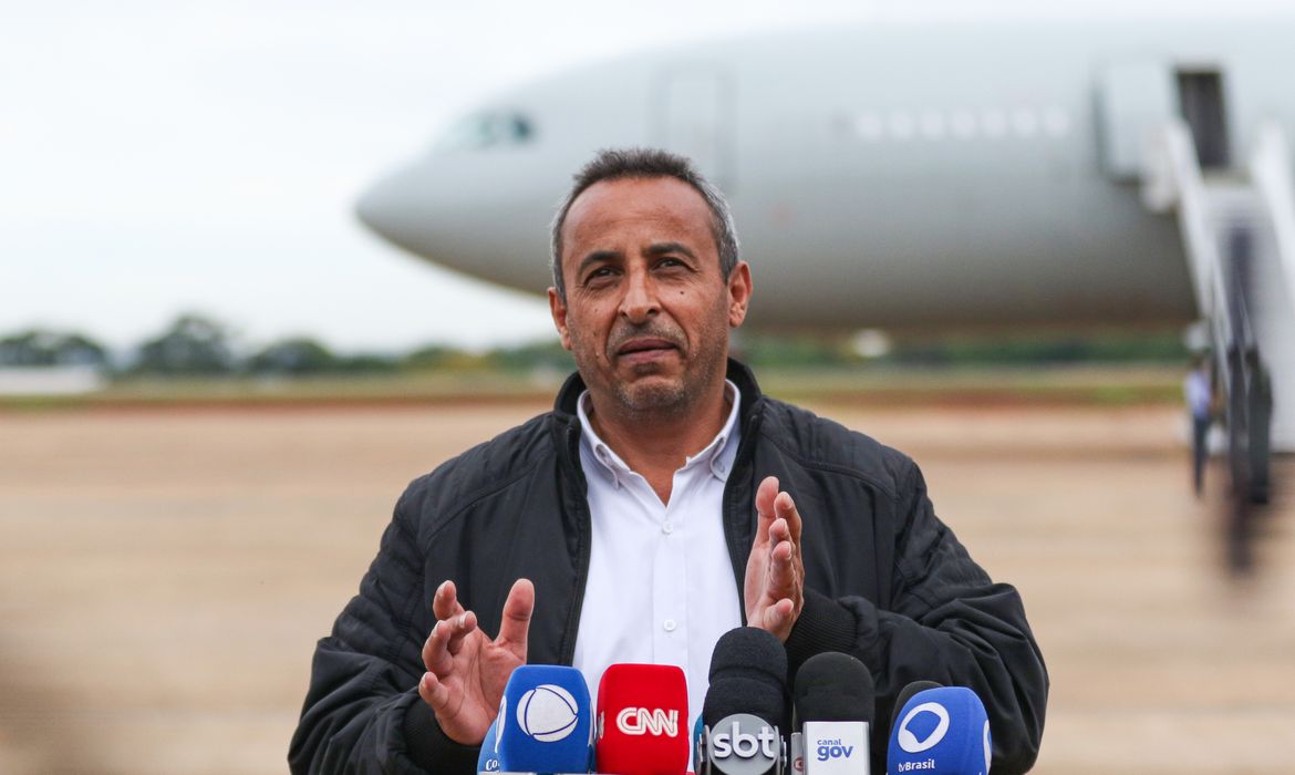 Brasília (DF) 28/11/2023 - Repatriado Marwan SaudAbudala chega no terceiro grupo de repatriados vindos de Gaza chega ao Brasil,Voo pousou na manhã deste sábado em Brasília.
Desde o início do conflito, são 1.555 passageiros e 53 pets resgatados em 13 voos que já regressaram ao Brasil, vindos tanto de Israel como da Faixa de Gaza.
Foto:José Cruz/Agência Brasil