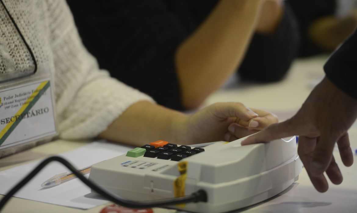 Rio de Janeiro - Manhã de votação com urnas biométricas,  no Colégio Itapuca, em Niteroi (Tânia Rêgo/Agência Brasil)