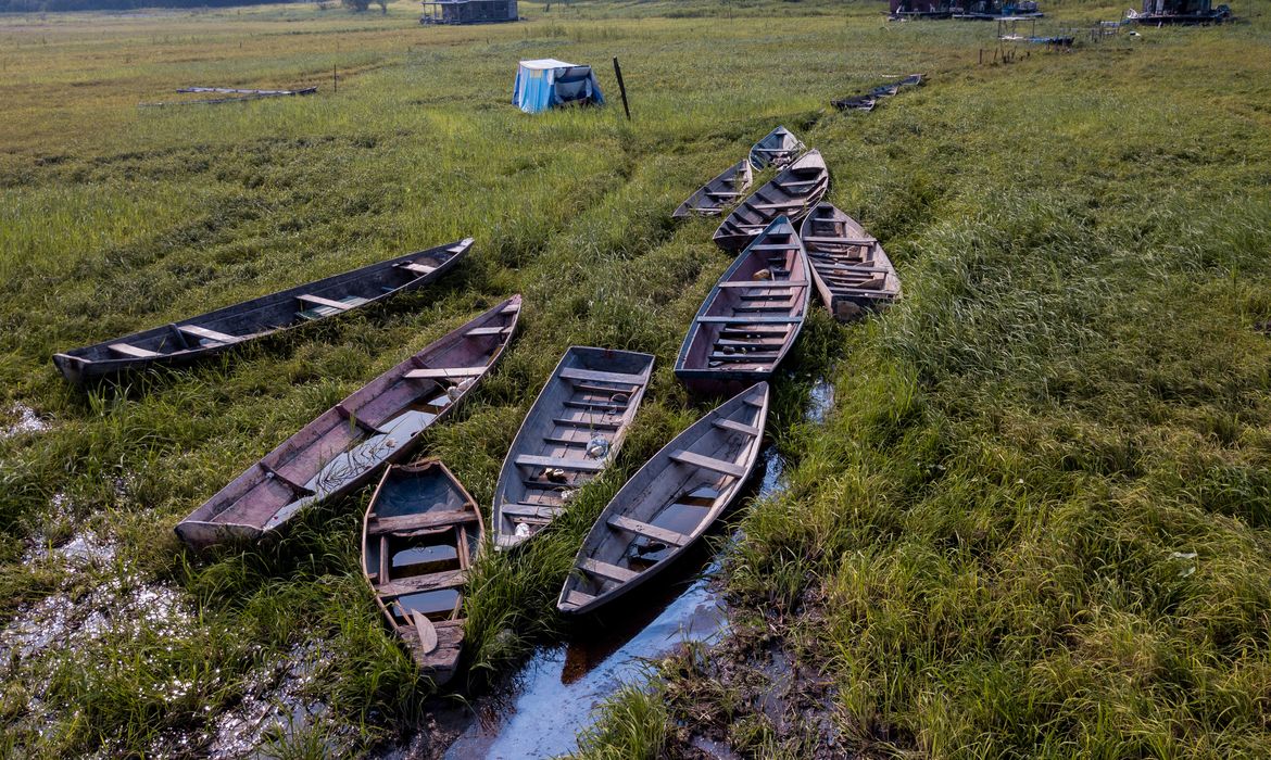 Manaus (AM), 21/11/2023, Lago do Aleixo quase seco, deixando barcos e flutuantes encalhados, durante a maior seca, em 121 anos, que Manaus vem sofrendo. Foto: Rafa Neddermeyer/Agência Brasil