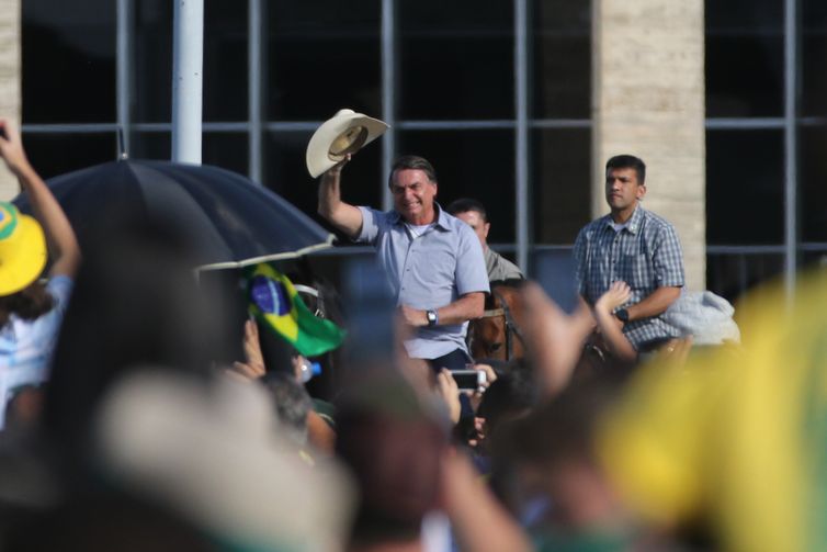 15.05.2021_O presidente Jair Bolsonaro participou de manifestao promovida por agricultores e religiosos hoje (15)  tarde na Esplanada dos Ministrios, na capital federal.