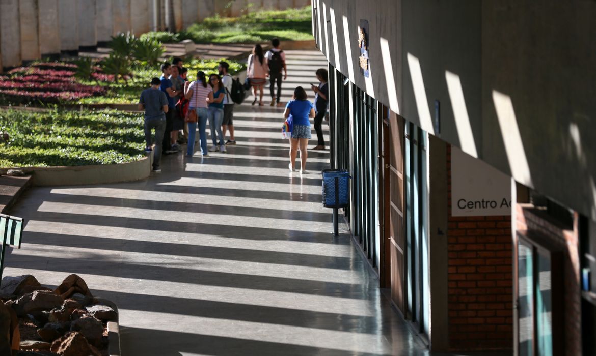 Brasília - Incluída no rodízio de abastecimento do DF, a Universidade de Brasília (UnB) está tomando medidas para reduzir o consumo de água, como adiar o início das aulas no principal campus da instituição em função do racionamento (Fabio