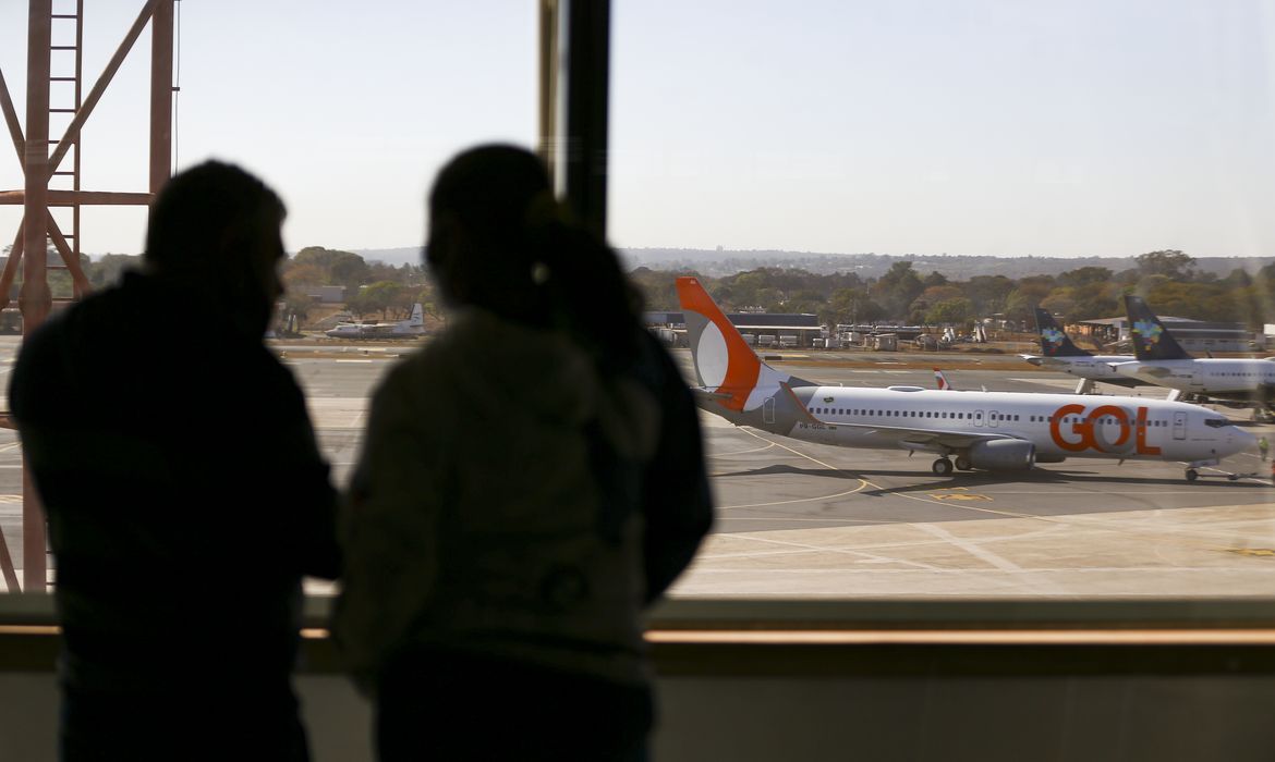 Movimentação de aviões comerciais no aeroporto de Brasília.