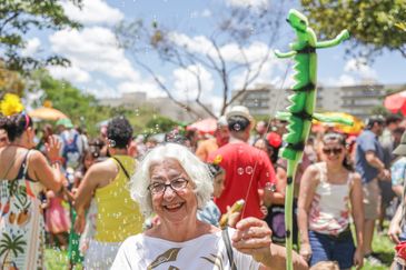 Brasília (DF), 17/02/2026 - Mara Carvalho 75 anos participa do carnaval de rua no Bloco Calango Careta.
Foto: Joédson Alves/Agência Brasil