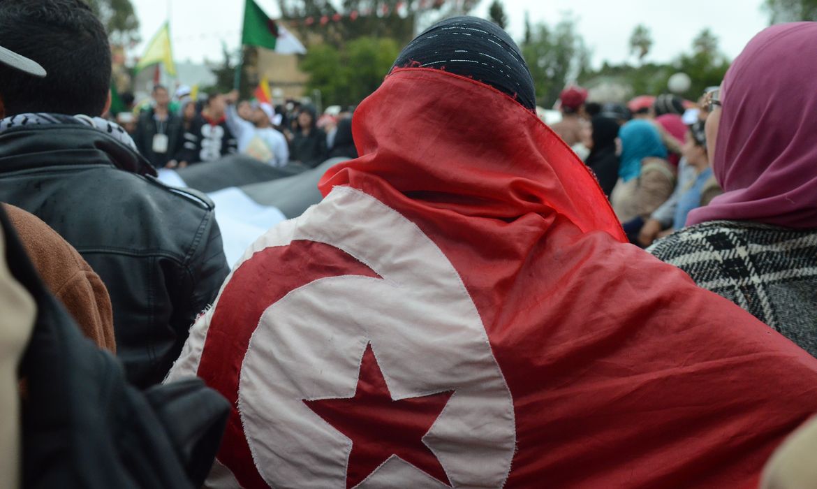 Sob chuva forte e temperatura de 15 graus Celsius, os participantes da tradicional marcha que marca a abertura do Fórum Social Mundial caminharam de forma pacífica, na tarde de hoje (24), pelas ruas da região central de Túnis, capital da