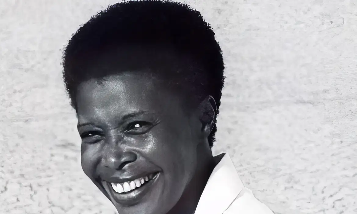 Maria Beatriz Nascimento (Aracaju, 12 de julho de 1942 – Rio de Janeiro, 28 de janeiro de 1995) foi uma historiadora, professora, roteirista, poeta e ativista pelos direitos humanos de negros e mulheres brasileira. Foto: Arquivo Nacional