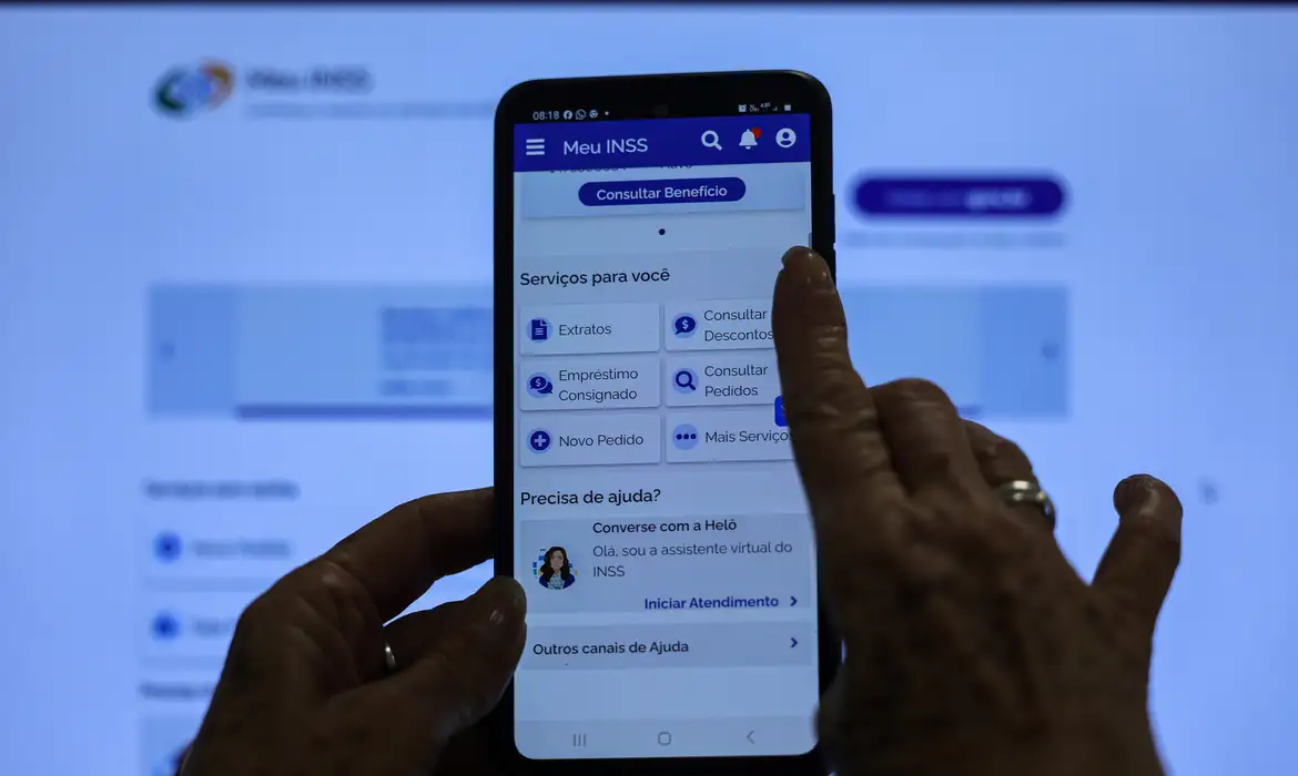 Brasília (DF), 14/05/2025 - Aposentada Neide Maria, recebeu o aviso no APP meu INSS, que teve desconto associativo nos últimos 5 anos.A partir desta quarta-feira (14), os aposentados e pensionistas do Instituto Nacional do Seguro Social (INSS) podem requerer a devolução de valores descontados indevidamente nos últimos anos. O pedido deve ser feito por meio do aplicativo Meu INSS, pelo site de mesmo nome ou pelo telefone 135.Foto: Joédson Alves/Agência Brasil