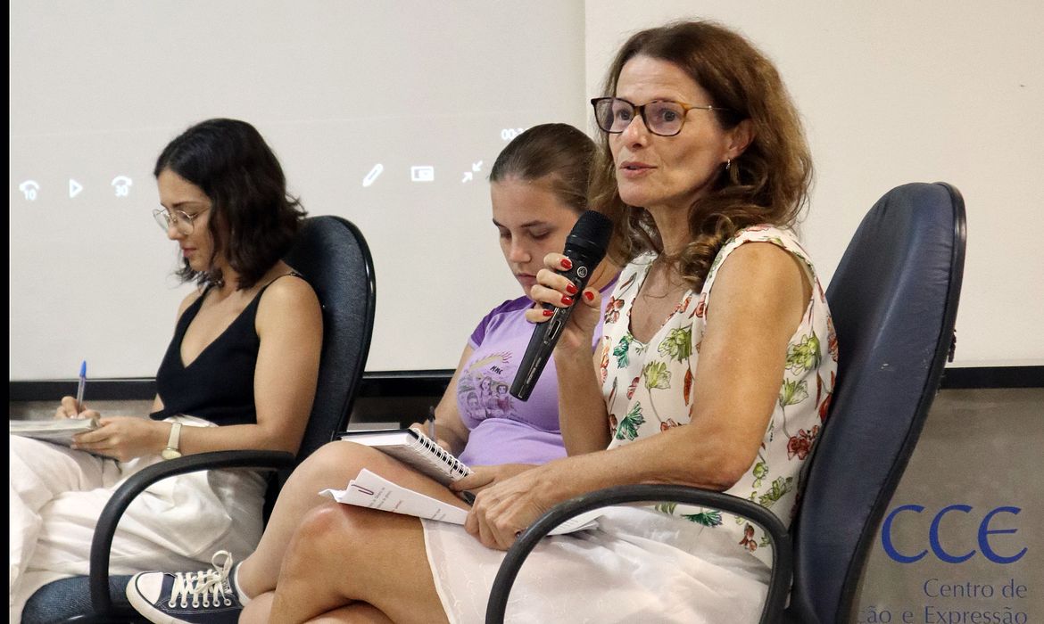 - Professora da UFSC, Terezinha Silva, apresenta estudo sobre cobertura dos feminicídios. Foto: Andressa Kikuti/Divulgação