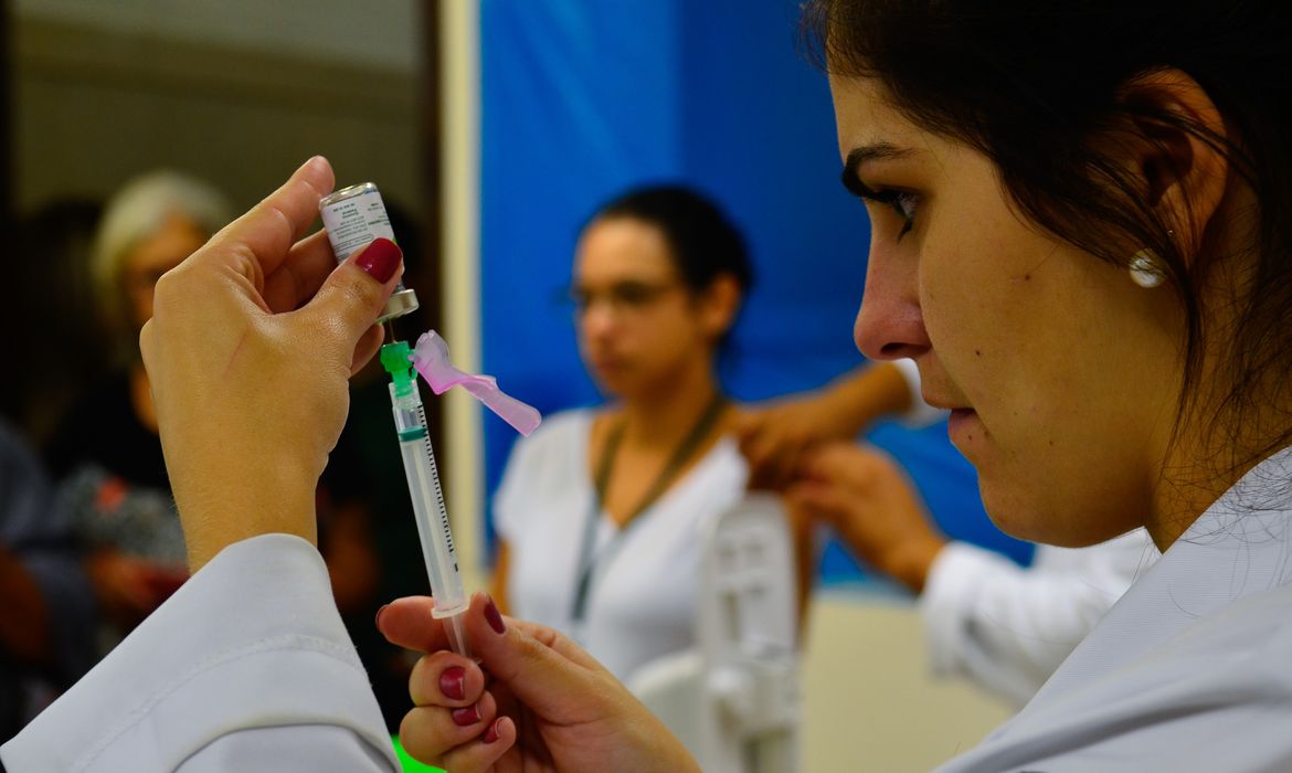 São Paulo - Profissionais de Saúde são vacinados contra a gripe H1N1 no Hospital das Clínicas (Rovena Rosa/Agência Brasil)