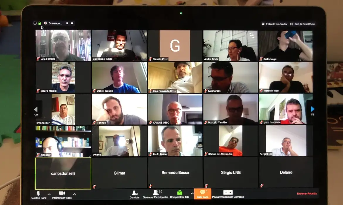Videoconferência de preparadores físicos durante pandemia de covid-19.