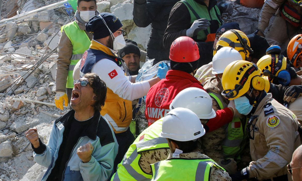 Homem reage após mãe ser resgatada após 177 horas em Hatay, Turquia