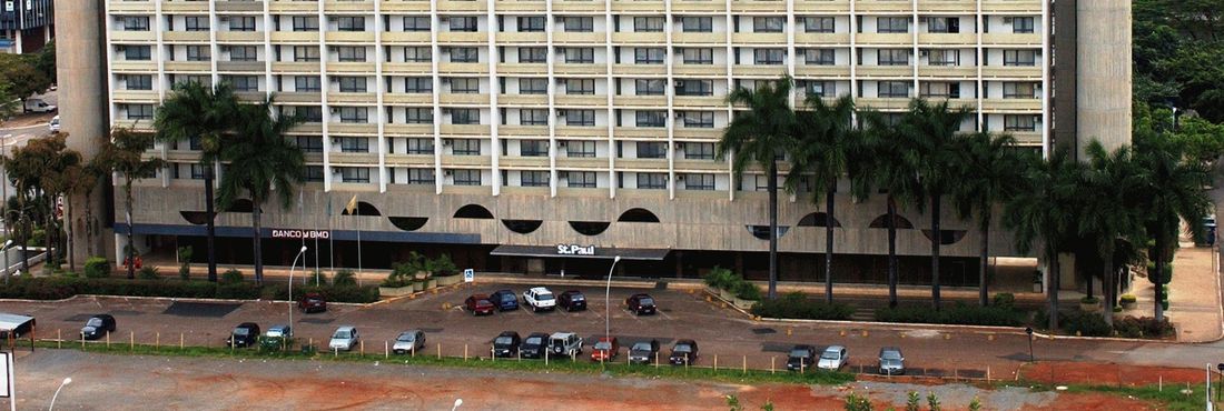 A defesa do ex-ministro da Casa Civil, José Dirceu, pediu ao Supremo Tribunal Federal (STF) autorização para que ele possa trabalhar no Hotel Saint Peter, em Brasília.