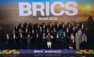 Rio de Janeiro (RJ), 07/07/2025 - O presidente do Brasil, Luiz Inácio Lula da Silva e autoridades dos países-membros e convidados do BRICS durante foto oficial, no Museu da Arte Moderna do Rio de Janeiro (MAM-RJ). Foto: Tomaz Silva/Agência Brasil